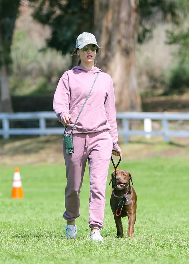 La modelo opta por la comodidad (y el anonimato) combinando un chándal rosa con una gorra y unas gafas de sol.