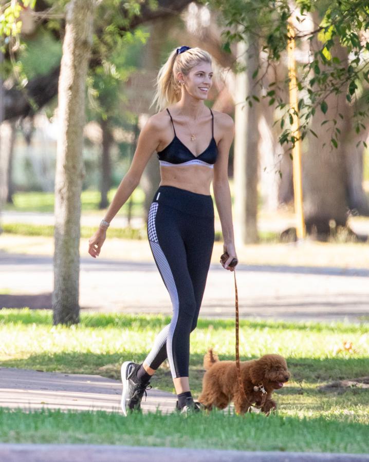 La modelo y ángel de Victoria’s Secret demuestra que se mantiene en plena forma y aprovecha el buen tiempo de Miami para lucir un conjunto deportivo de auténtica pro.