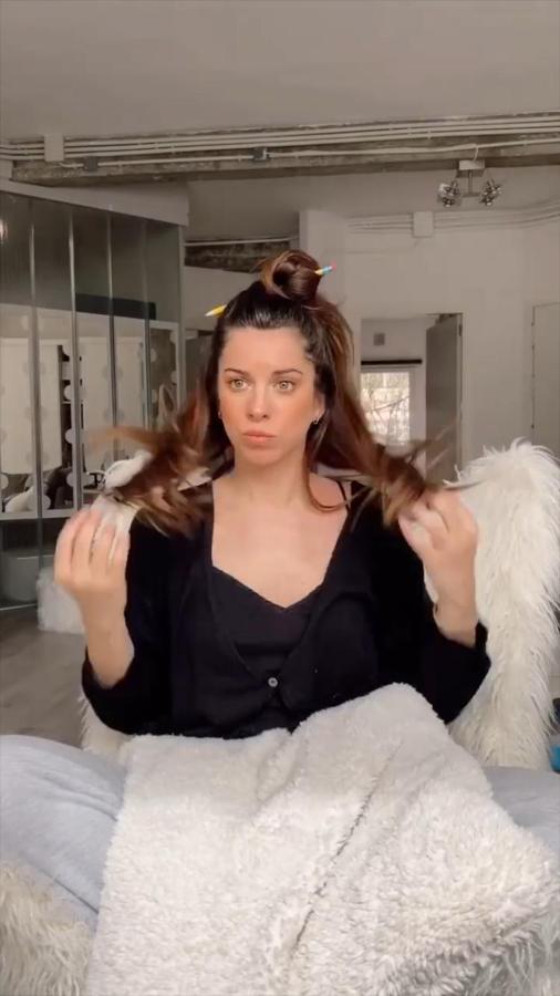 El moño de estudio con tan solo un lápiz, también es posible en versión media melena como demuestra la propia Marta.