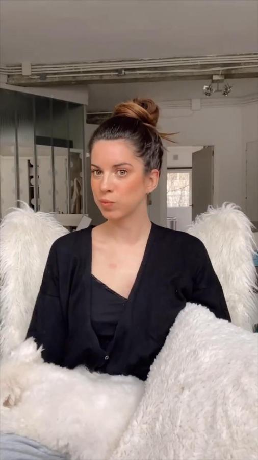 En esta ocasión Marta demuestra como un "moño a medio hacer" también es una propuesta ideal. Primero recoge la melena en una coleta sacándola solo hasta la mitad en la última vuelta de la goma y después enrolla los mechones sobrantes alrededor de esta sujetándolos con una horquilla.