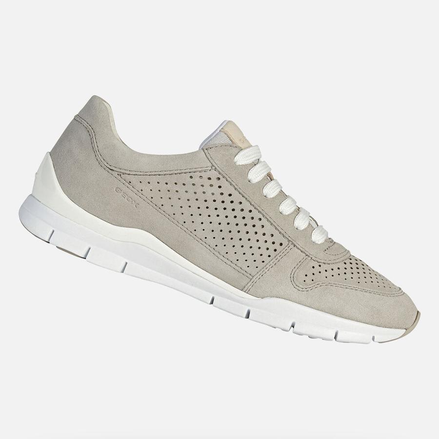 De piel troquelada, en un gris claro que pega con todo, este modelo clásico es de Geox (99 euros).