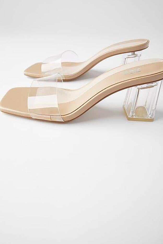Mule de vinilo con tacón de metacrilato. (29,95 euros).