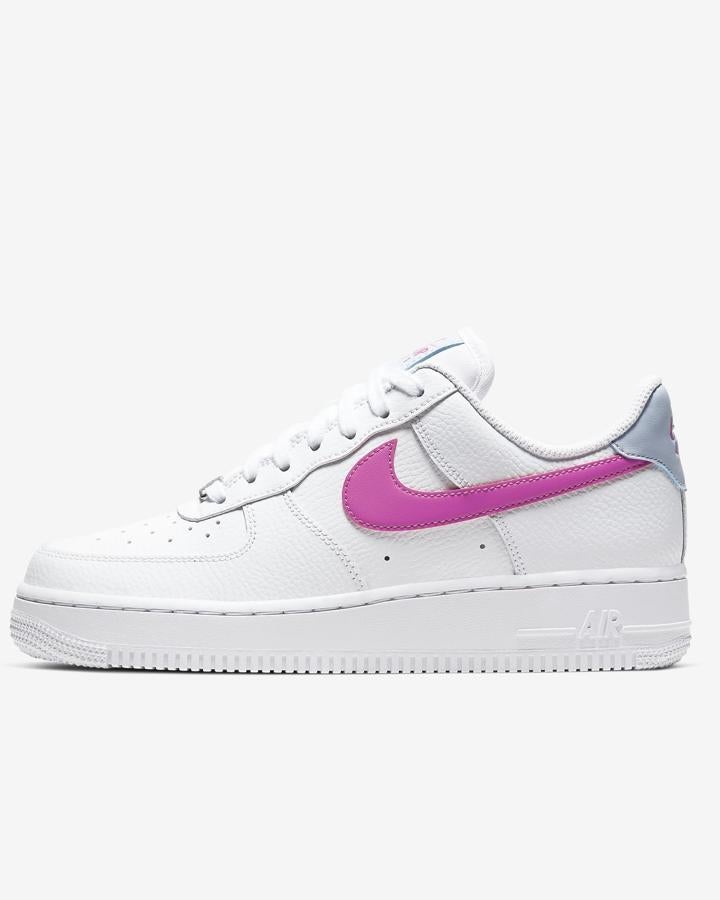 En Nike están a todo. Desde las  zapatillas que arrasan entre las influencers , tipo botín, hasta estas en blanco con detalles de color, más cómodas para estar en casa que las que son más altas.  Este ese modelo Air Force 1 '07 (100 euros).