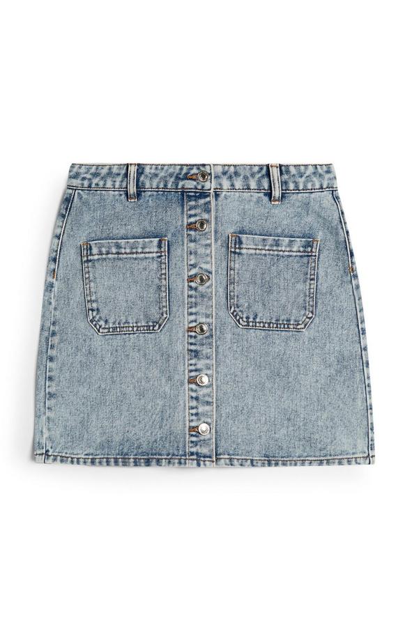 Seguimos con prendas denim. Esta vez en clave de monifalda, en un azul lavdo y con botonadura delantera (13 euros).