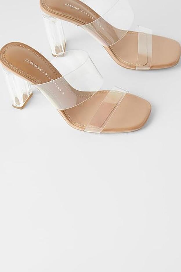 Sandalia vinilo con tacón de metacrilato. (29,95 euros).