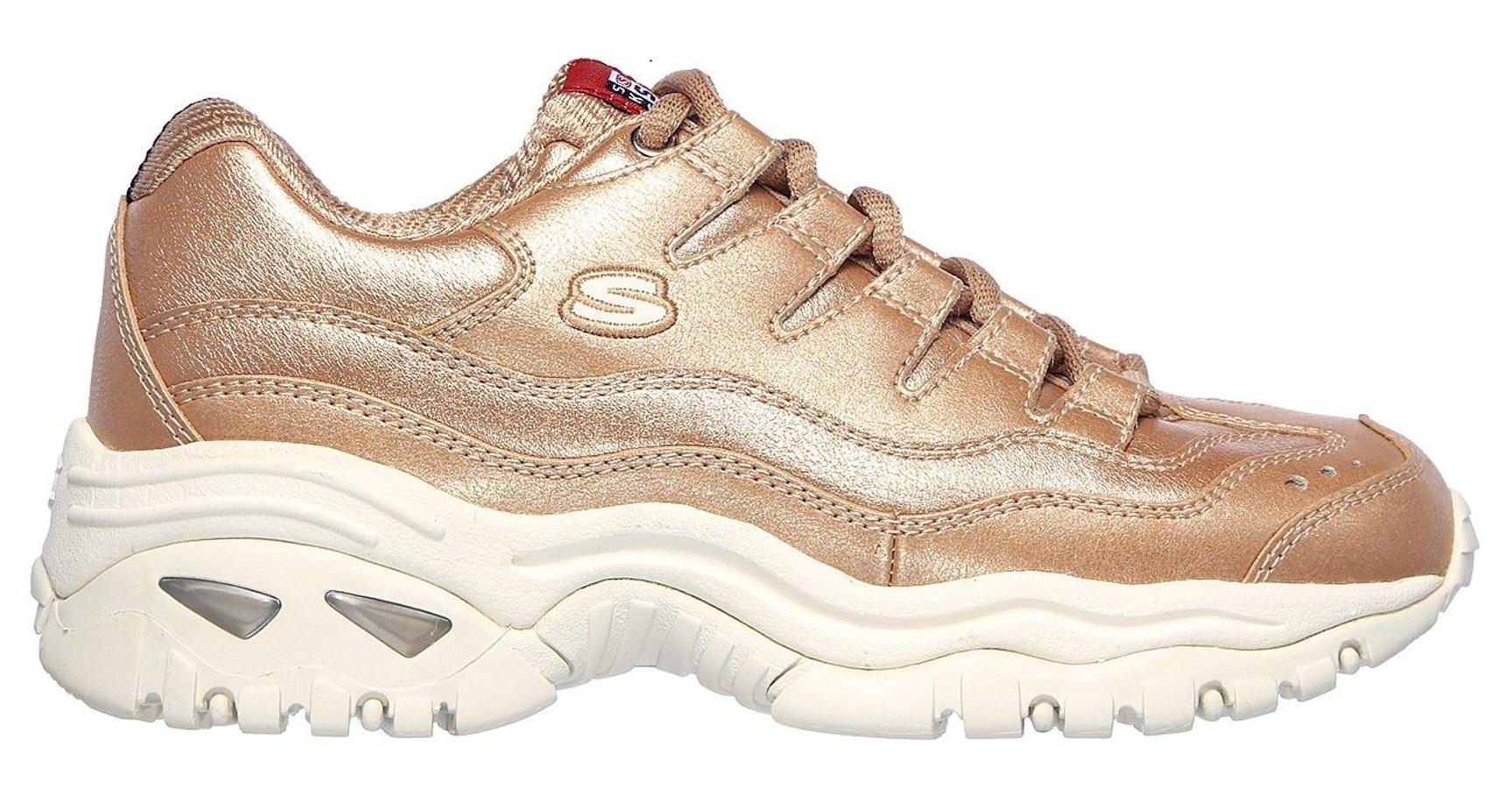 Si no te resistes a las texturas metalizadas y quieres una zapatilla que te sirva tanto para el día como para la noche, el modelo Energy Glacier Views de Skechers es el tuyo (80 euros). Con esa suela, cada paso será el paraíso de la comodidad.