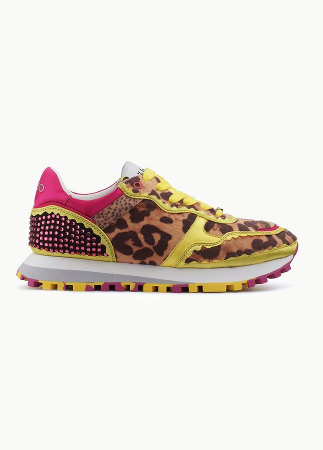 En Liu Jo no han dejado de lado ni las tendencias como el animal print ni los tonos flúor que, además, nos llenan de optimismo. Esta es su propuesta para meterle color a tu look casero (149 euros).