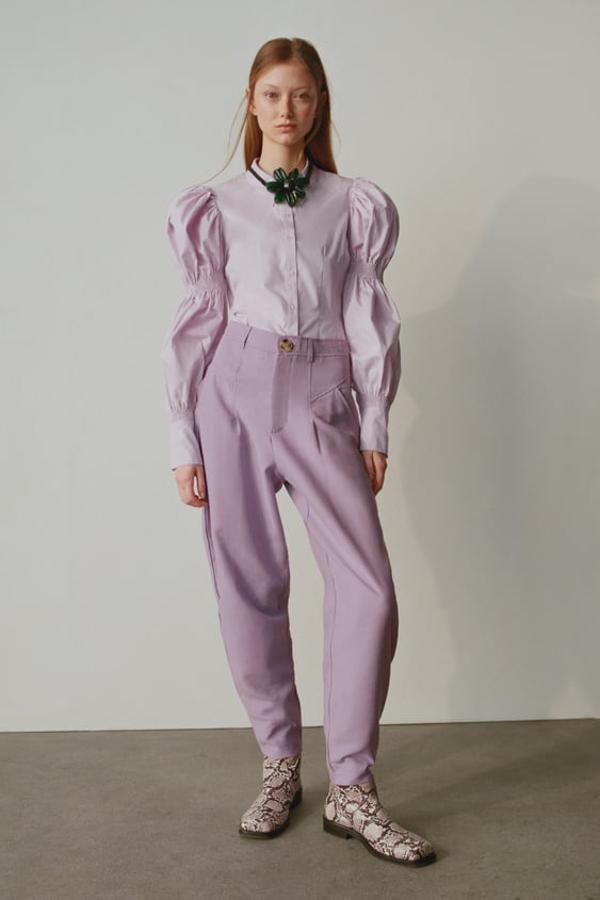 El lila es el tono tendencia desde que arrancó el año, y zara también lo ha querido llevar a este pantalón slouchy con tiro alto, bolsillos laterales y cierre delantero. Cuesta 25,95 euros y está disponible entre las tallas XS y XL.