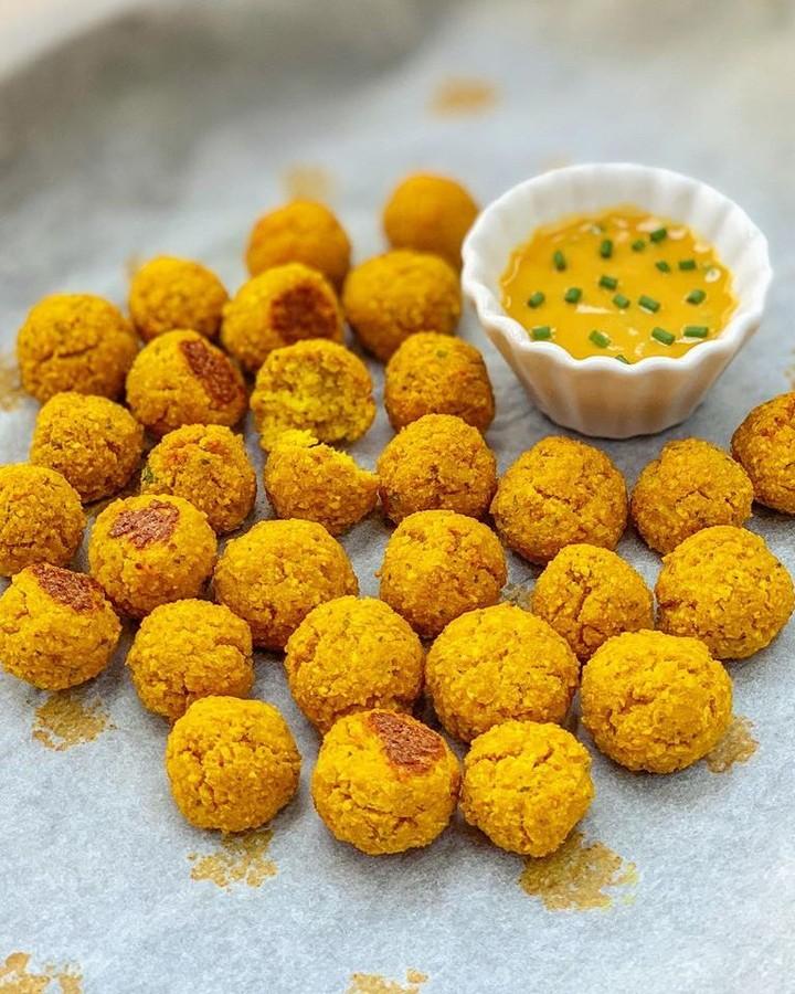 Ingredientes:100 g de soja texturizada80 g de cebolla2 dientes de ajo1/2 cucharadita de cúrcuma1 cucharadita de mostaza de Dijon1 huevo1 ramita de perejil fresco1 cucharada de harina de garbanzoUna pizca de salPreparación:- Dejamos la soja en remojo con el doble de agua durante media hora. Una vez hidratada, se pasa a un colador y se escurre para que suelte el exceso de agua.- Picamos el ajo y la cebolla y lo sofreímos todo junto.- Pon todos los ingredientes en el vaso de tu batidora o robot. Tritura hasta conseguir una masa homogénea.- Coge partes de la masa y dale forma de albóndigas con la mano.- Horneamos a 180ºC durante 30 minutos o hasta que estén dorados. El tiempo puede variar según el horno que tengas.