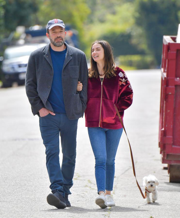 ana de Armas añadió también las zapatillas blancas a este look de pantalones vaqueros pitillo y esta chaqueta de terciopelo bordada de Sandro Paris (254,51 euros) con la que ha arrasado.