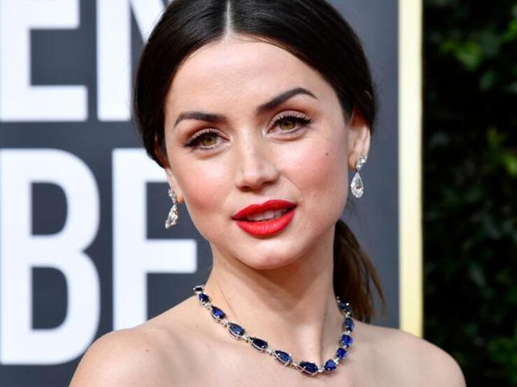 Fotos: Estas son las zapatillas blancas favoritas de Ana de Armas y así es como las combina