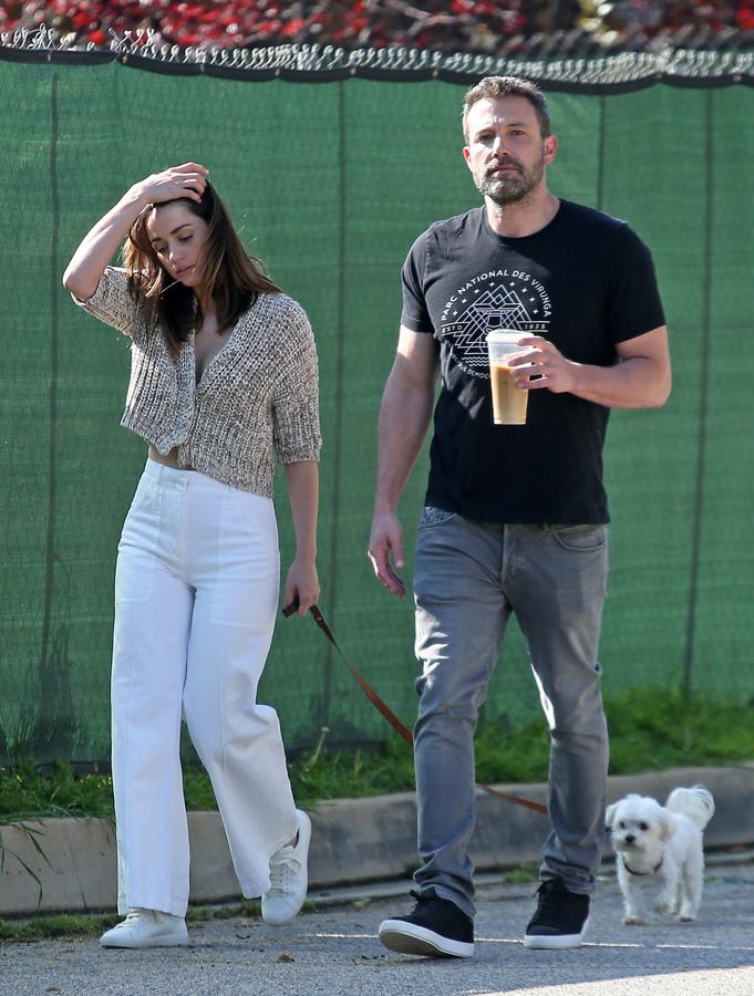 Ana de Armas también se ha rendido a uno de los pantalones más famosos de Zara, un modelo culotte de talle alto en color blanco que combinó con un cárdigan de punto súper tendencia.