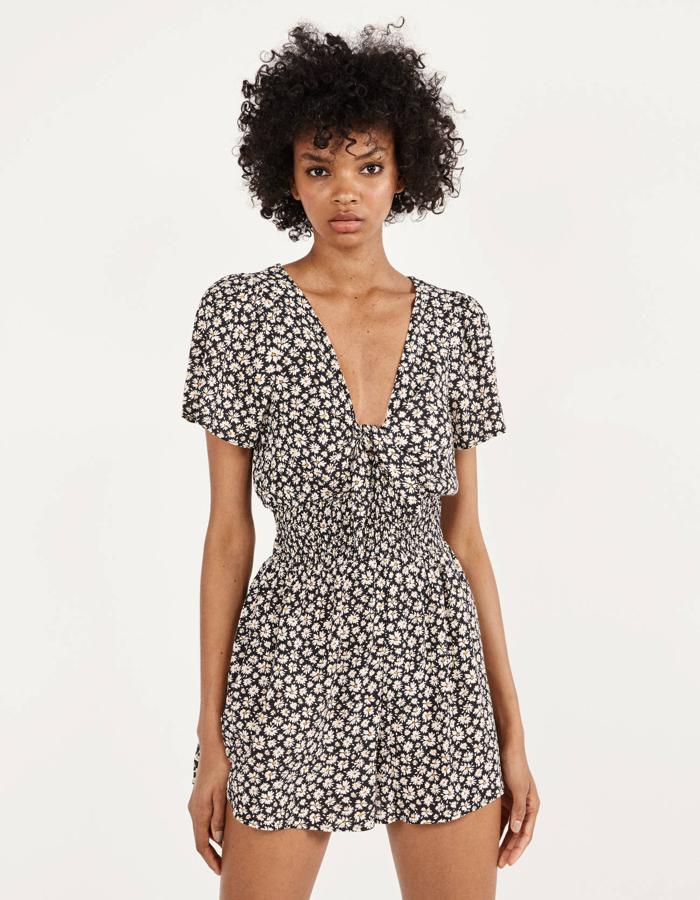 Más cómodo, imposible. Este mono corto con estampado de margaritas de Pull&Bear tiene un elástico en la cintura que, además de darle confort, hace que estilice aún más la figura (24,99 euros).