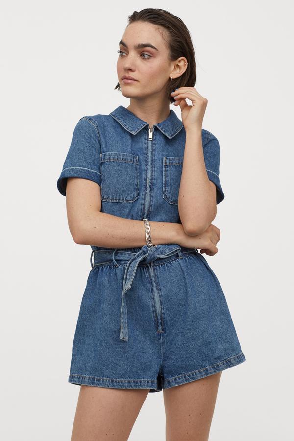 Si te gusta el tejido denim, este mono corto de H&M con cremallera delantera y cinturón es, sin duda, el que se va a convertir en tu prenda comodín en cuanto empiece el buen tiempo (29,99 euros).