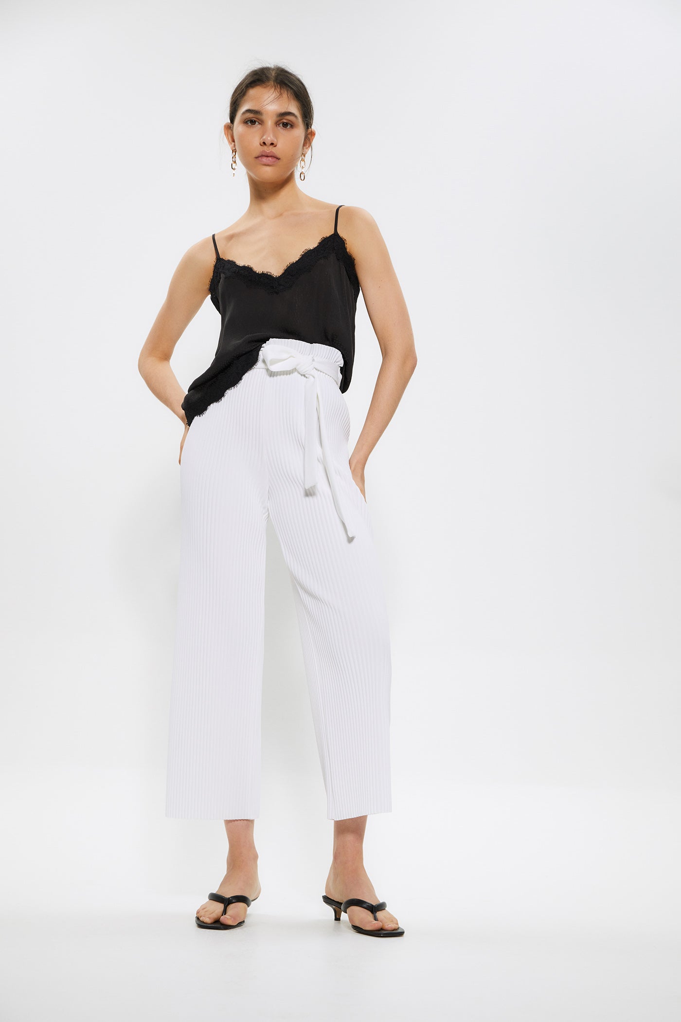 Pantalón blanco plisado con lazada de Sfera. (25,99 euros).