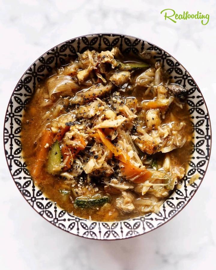 Ingredientes:1/2 puerro1 zanahoria1/2 calabacín400 ml caldo vegetalUn filete de pescado blanco al gusto (yo usé bacalao)1 cucharadita de hatcho misoPreparación:- Empezamos cortando muy finos los vegetales y los cocinamos en una olla con el caldo vegetal.- Desmenuzamos el pescado y lo añadimos a la sopa.- Retiramos una parte del caldo para mezclarlo con el miso y volverlo a añadir al cazo, sin que llegue a hervir para que no se pierdan sus propiedades.- Apagamos el fuego, ¡y listo!