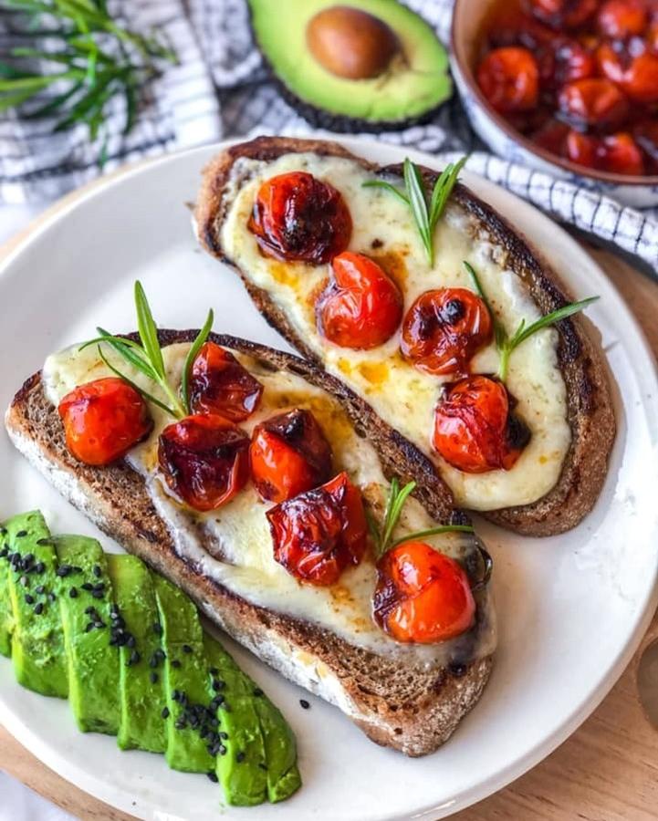 Ingredientes:300 gr de tomates cherry20 ml AOVE10 ml vinagre de módenaEspecias al gusto; romero, orégano, guindilla, laurel, albahaca, etc.Pan 100% integralQueso havartiPreparación:- Ponemos en una sartén el AOVE, cuando esté caliente, añadimos los tomates bien lavados, y cocinamos unos 8-10 minutos a fuego medio hasta que empiecen a dorarse y a despegarse un poco la piel.- 2 minutos antes de apagar el fuego, añadimos el vinagre y las especias. Cocinamos un minuto todo junto y ya podemos retirar.- Dejar templar y pasar a un recipiente hermético.- Tostamos el pan en la misma sartén que hemos preparado los tomates y montar la tostada.