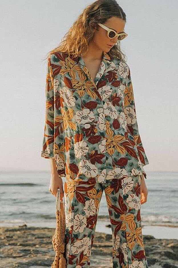 La chaqueta pijamera de María Fernández-Rubíes tiene unos pantalones a juego.