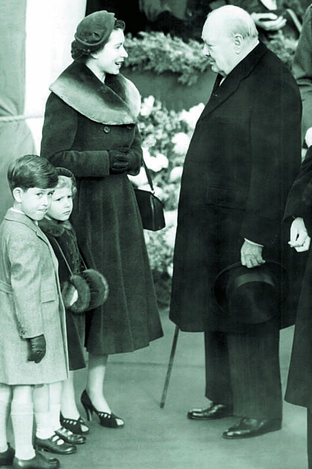 Isabel II dialogando con el primer ministro Winston Churchill en 1954, acompañada de sus hijos Carlos y Ana.