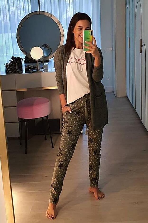 Paula ha optado por un pantalón de estrellas y una chaqueta de punto en color kaki de Fetiche Suances.
