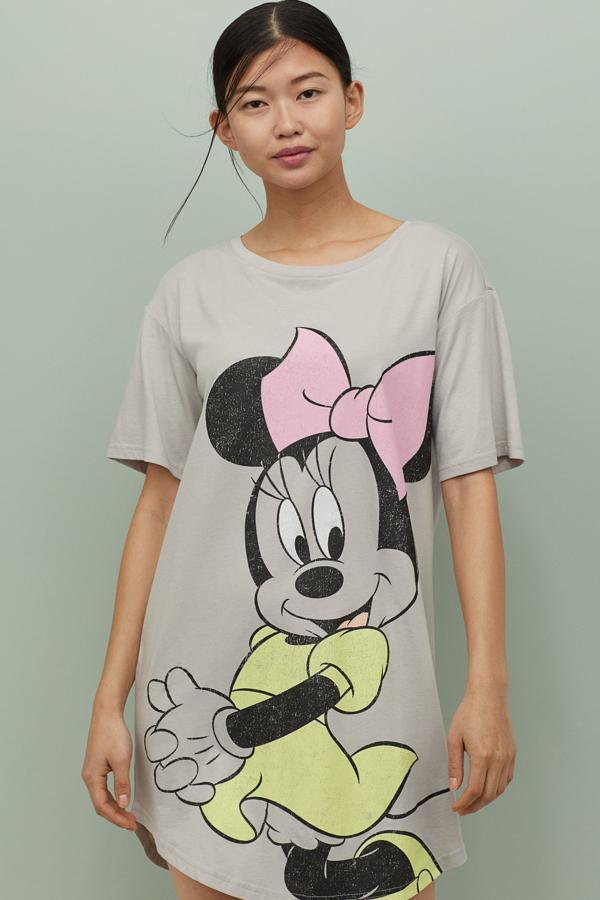 Los personajes animados también saltan a los pijamas en H&M. Como este camisón en tono gris con Minnie Mouse (también puedes encontrar a Daisy y a Bugs Bunny) en punto suave de manga corta. Tiene un precio de 14,99 euros.