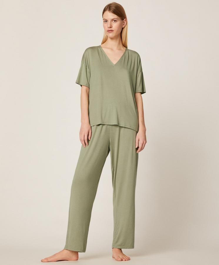 En Oysho encontramos este pijama de tacto suave en color verde, formado por pantalón amplio disponible en las tallas S, M y L y camiseta de manga corta a juego. El pantalón cuesta 17,99 euros, mientras que la camiseta tiene un precio de 15,99 euros.