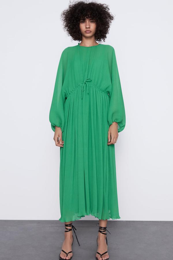 En un favorecedor color verde, este vestido midi con cuello redondo y manga larga cuenta con un cordón para ajustar la cintura. Tiene un precio de 19,99 euros y está disponible en sus dos tallas: XS-S y M-L.