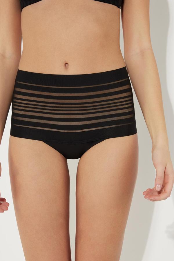 En color negro o natural, esta braguita alta de Tezenis con motivo geométrico a rayas con degradado resultará invisible incluso bajo las prendas más ajustadas.  Tiene un precio de 8,99 euros.