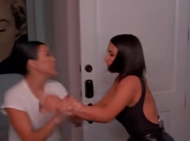 Imagen de Kim y Kourtney Kardashian a golpe limpio en medio del 'reality'.
