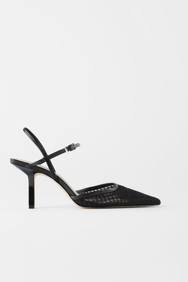 Con un tacón de 7,5 centímetros, este zapato destalonado en color negro cuenta con rejilla en el corte y cierre con hebilla en la pulsera del tobillo. Tiene un precio de 29,95 euros.