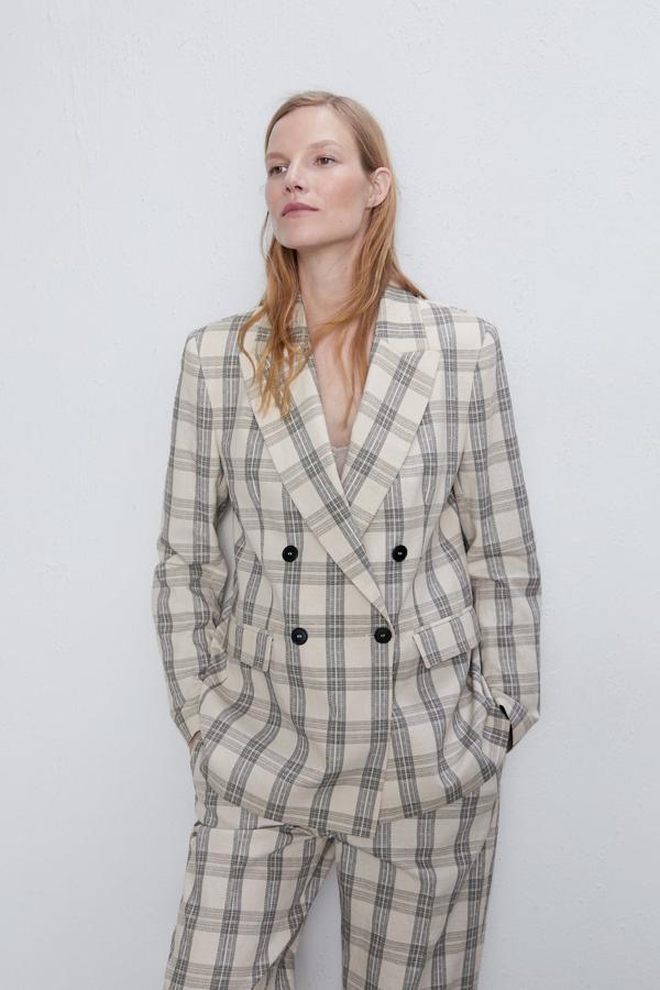 Con bajo con abertura en la espalda y cierre delantero cruzado con cuatro botones, esta blazer rústica de cuadros en color crudo es otra propuesta llena de estilo y tendencias. Es de Zara, cuesta 49,95 euros y está disponible entre las tallas XS y XL.