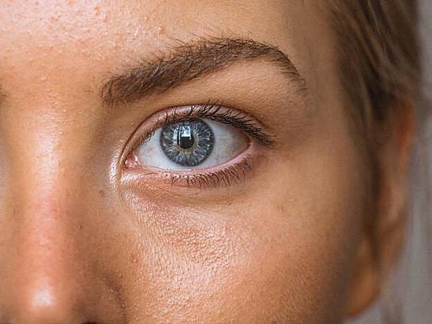 Además de rejuvenecer, las cremas también deben protegernos de las amenazas externas.