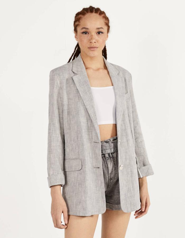 Otra de las propuestas en lino de Bershka es esta blazer con cuello de solapa y bolsillos con solapas. Disponible en gris, beige y blanco, entre las tallas XS y L , cuesta 29,99 euros.