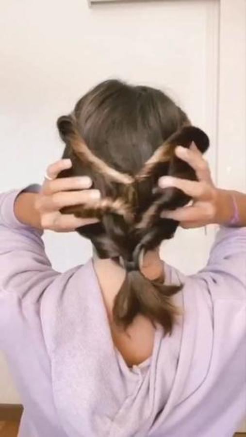 SI lo tuyo son los recogidos despeinados y de estilo romántico, esta opción es la tuya. Un peinado que Aretha consigue dividiendo la melena en tres y enrollando cada parte que junta luego por detrás y une obteniendo como resultado una coleta ideal.