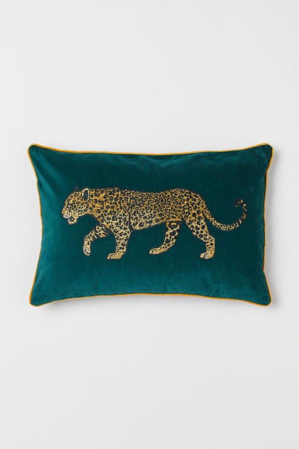 Cuánto más diferentes sean entre sí, más vida darán a la composición del salón. Cojín estampado, (19,99 euros).