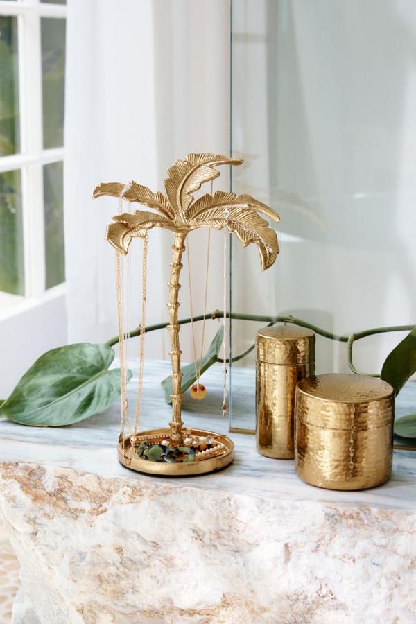 Y tener tus pendientes y collares en orden también. Palmera dorada, (19,99 euros). Caja dorada, (9,99 euros).