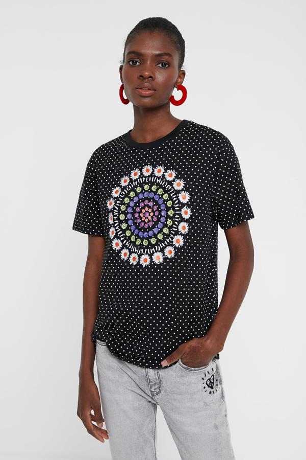 Esta camiseta  mezcla el estampado de lunares con un bonito mandala adornado con margaritas. Buen rollo asegurado (29,95 euros).