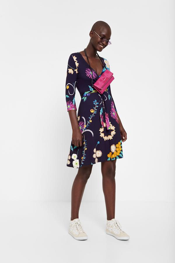 Es de esos vestidos comodín que aúnan comodidad y versatilidad. Además, su corte cruzado estiliza la figura y se adapta atodo tipo de siluetas y tallas.  Es de Desigual  (69,95 euros).