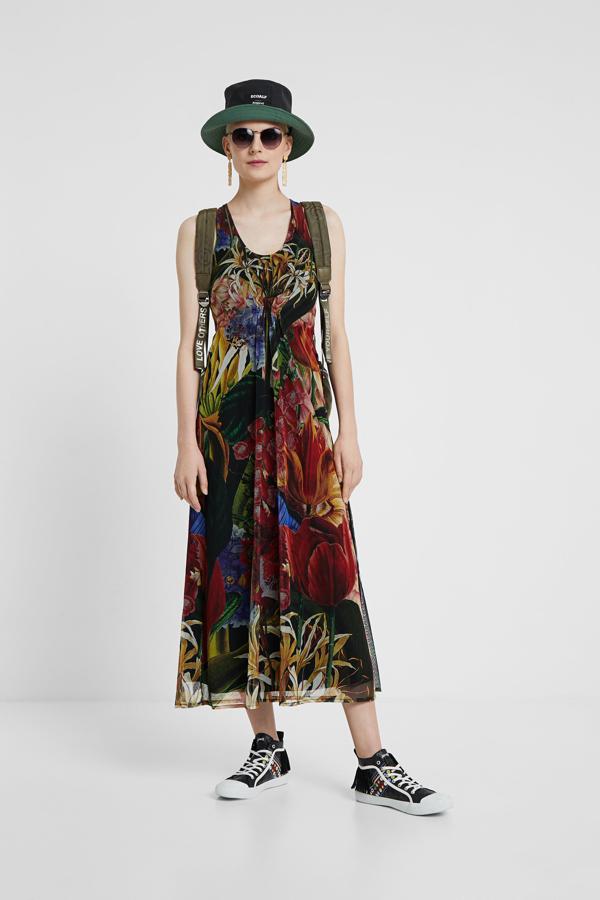 Todas deberíamos tener un vestido midi de flores en el armario de verano. Este tiene estampado tropical, una de las tendencias de esta temporada. Y un plus de diseño,  pertenece a la colección de Christian Lacroix para Desigual (109,95 euros).