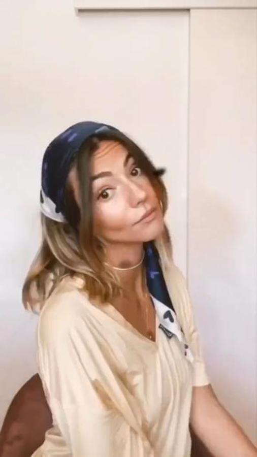 El pañuelo se ha convertido en el complemento perfecto no solo para tus looks, si no también para el pelo. Aretha Fusté lo usa a modo de diadema, dejando los mechones del flequillo sueltos.