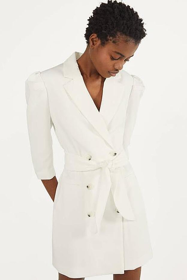 El vestido blazer blanco es perfecto para las citas importantes de trabajo.