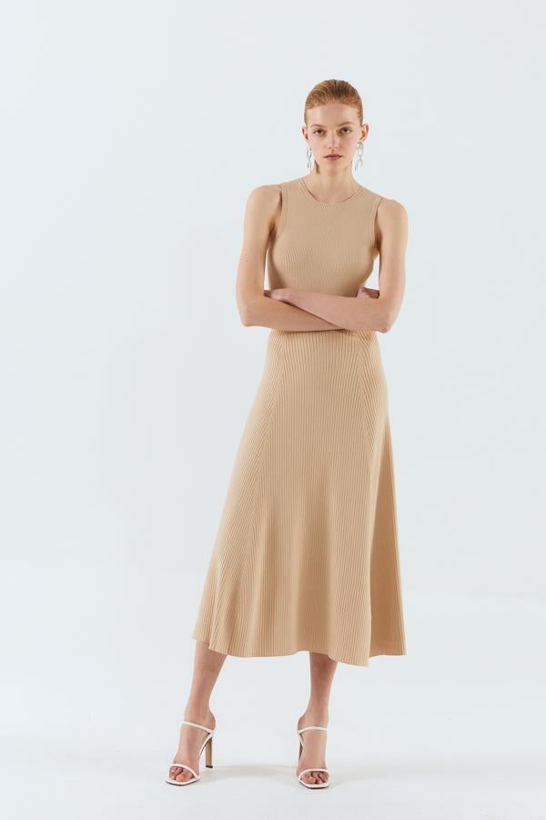 Si el punto es tu tejido favorito y no quieres renunciar a la comodidad, los vestidos midi con escote caja será tus aliados. Este modelo está disponible en más colores. De Sfera, (39,99 euros).