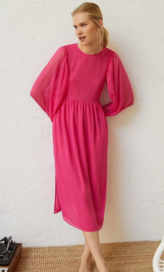 ¡Viva el fucsia! Este modelo con mangas abullonadas y ligero, es ideal para la primera vez que quedes con tus amigas. De Stradivarius, (24,99 euros).