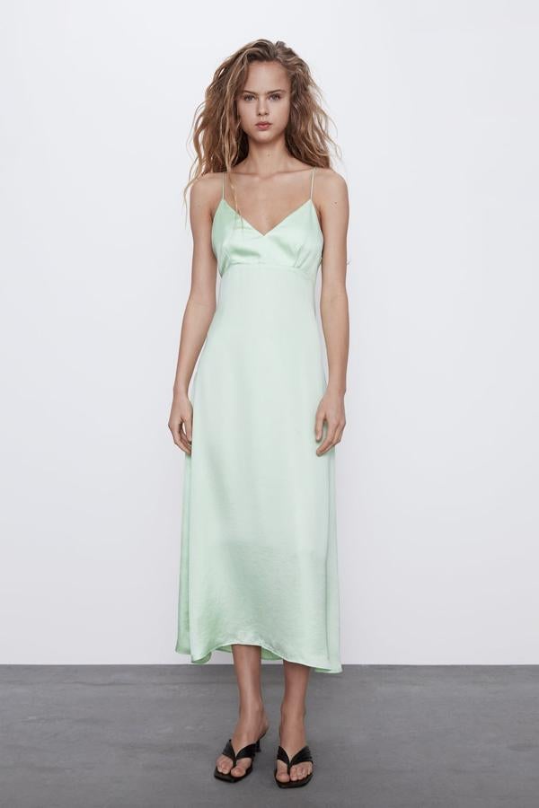 Este vestido lencero en color verde menta nos ha enamorado. ¿Lo mejor? Está disponible hasta la XXL. De Zara, (15,99 euros).