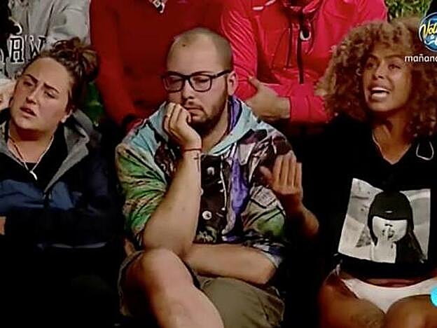 Rocío Flores y Yiya en uno de sus encontronazos, con José Antonio Avilés en medio del 'fuego cruzado'.