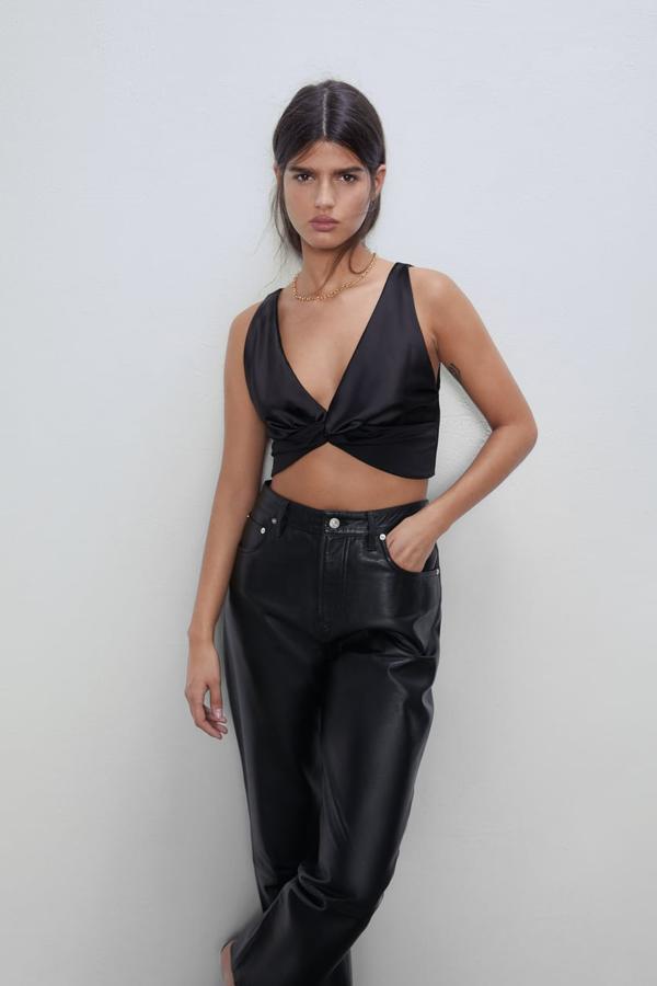 Top de tirantes cropped negro con nudo en el pecho (12,95 euros).