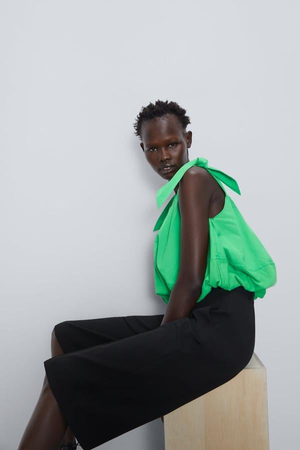 Blusa en color verde con hombros adornados con lazos (17,95 euros).