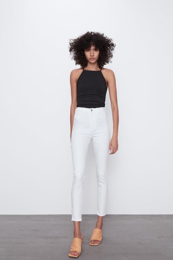 Pantalones vaqueros blancos pitillo con talle muy alto (15,95 euros).