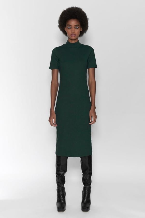 Vestido verde midi de canalé (9,95 euros).