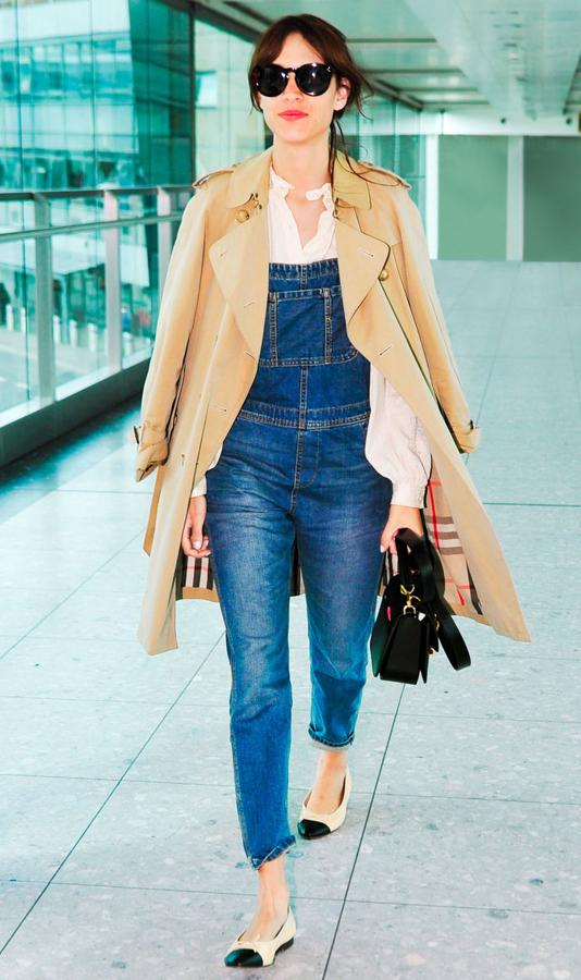 La modelo, presentadora y diseñadora con un peto vaquero, su prenda favorita para llevar a todas horas y en cualquier circunstancia, desde un vuelo trasatlántico hasta los días de confinamiento.